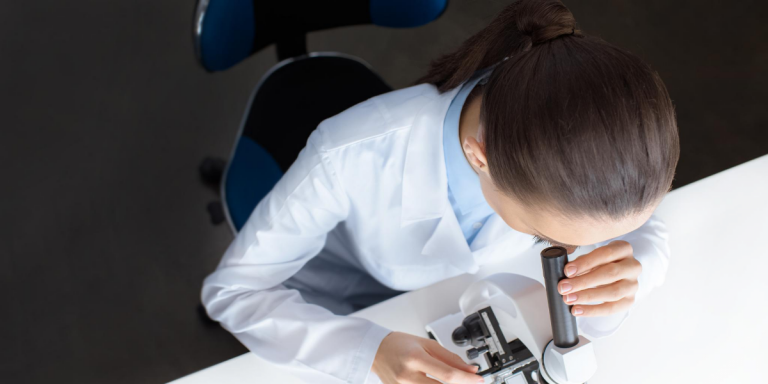 Lady looking into a microscope